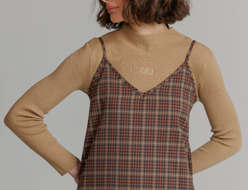 Loup Emblem Ribbed Turtleneck - Tan